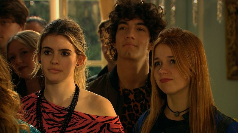 Кадр из сериала Я Луна